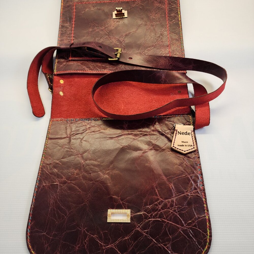 "Cartera de Cuero Granate Exclusiva"